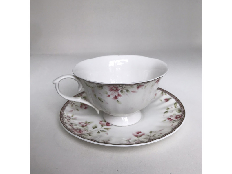 Xicara em porcelana com pires decorativa