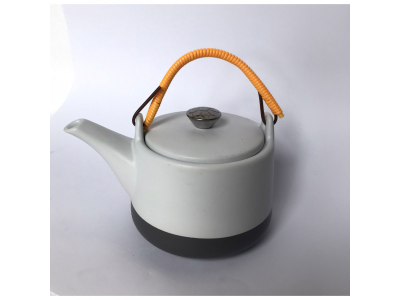 Bule de porcelana com malha de aço decorativo