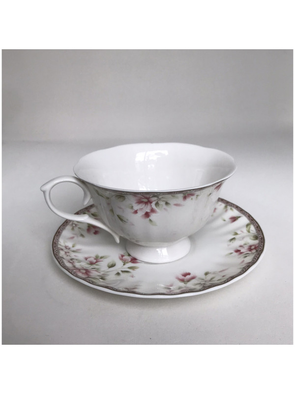 Xicara em porcelana com pires decorativa